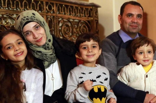 Bana Alabed con su madre, Fatemah Alabed, su hermano Nour C., su padre Ghassan Alabed t su hermano menor Laith R., durante una entrevista en Ankara (Turquía). El 22 de diciembre de 2016.-ADEM ALTAN / AFP