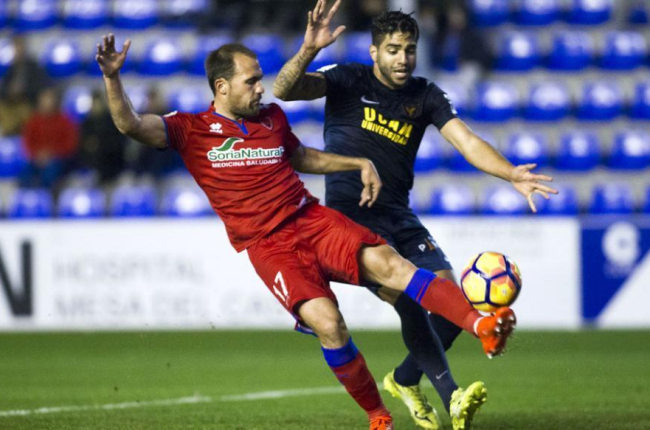 Unai Medina despeja un balón ante Jona en el partido de la primera vuelta ante Ucam Murcia.-ÁREA 11