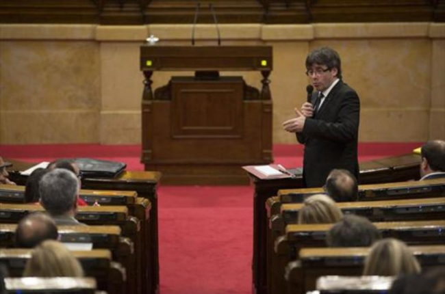 Carles Puigdemont, en el pleno del Parlament.-ALBERT BERTRAN
