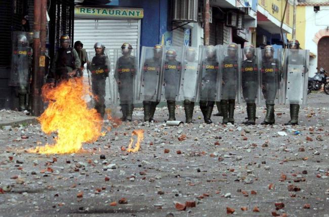 Manifestantes contra Maduro, este miércoles en Caracas.-EFE / CRISTIAN HERNÁNDEZ