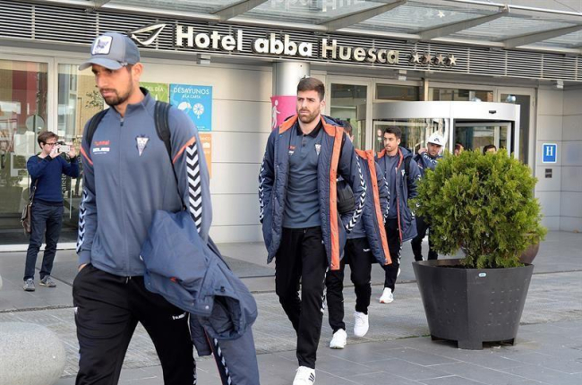 Jugadores y cuerpo técnico del Albacete Balompié dejan el hotel ABBA para partir en autocar hacia Albacete, después de que se suspendiese el encuentro de LaLiga 1/2/3 que tenía previsto disputar ante el Huesca esta tarde-EFE