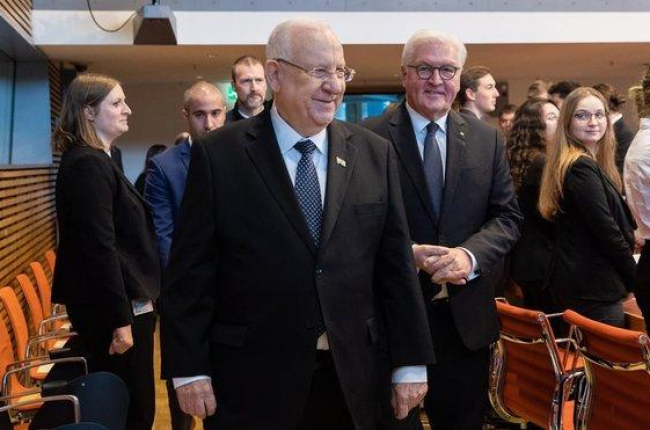 El presidente de Israel, Reuven Rivlin, en primer plano, y el de Alemania, Frank-Walter Steinmeier, este miércoles en el Bundestang en una reunión con jóvenes.-EFE
