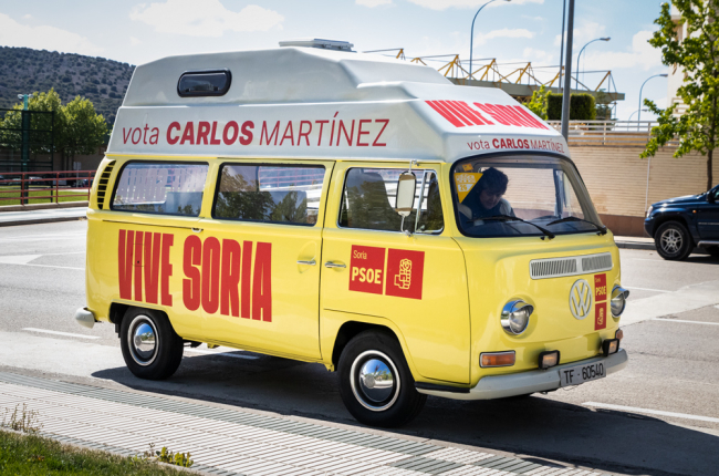 La furgoneta que acompaña al PSOE este campaña. GONZALO MONTESEGURO