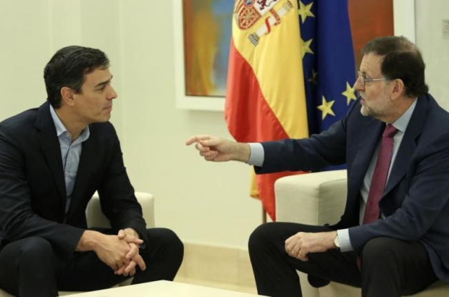 Pedro Sánchez y Mariano Rajoy, el pasado 6 de julio en la Moncloa.-JUAN MANUEL PRATS