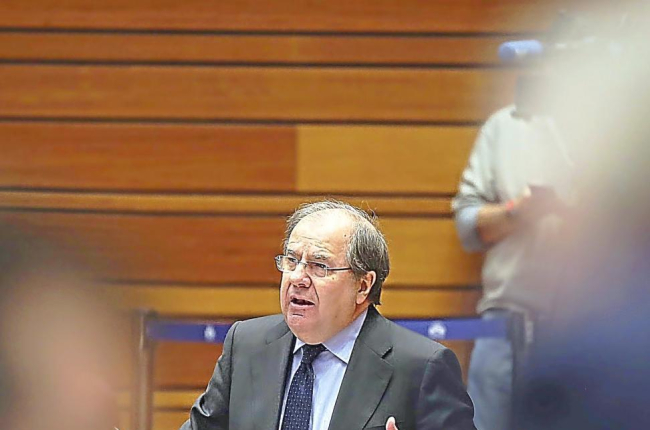 El presidente de la Junta, Juan Vicente Herrera, en una de sus intervenciones en las Cortes durante la sesión de control al Ejecutivo-ICAL
