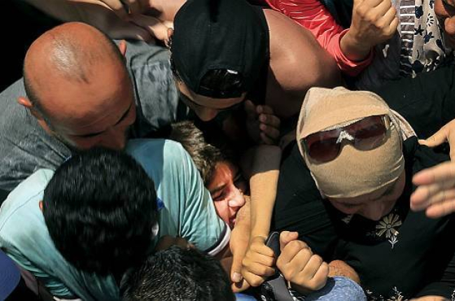 Un grupo de refugiados sirios, durante una revisión en la isla griega de Kos.-Foto: REUTERS