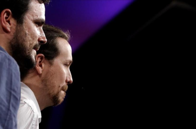 Alberto Garzón y Pablo Iglesias, tras su comparecencia en la noche electoral del 26-J.-JOSE LUIS ROCA