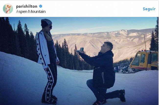 Paris Hilton besa a su novio, Chris Zylka, tras recibir su propuesta de matrimonio.-/ INSTAGRAM