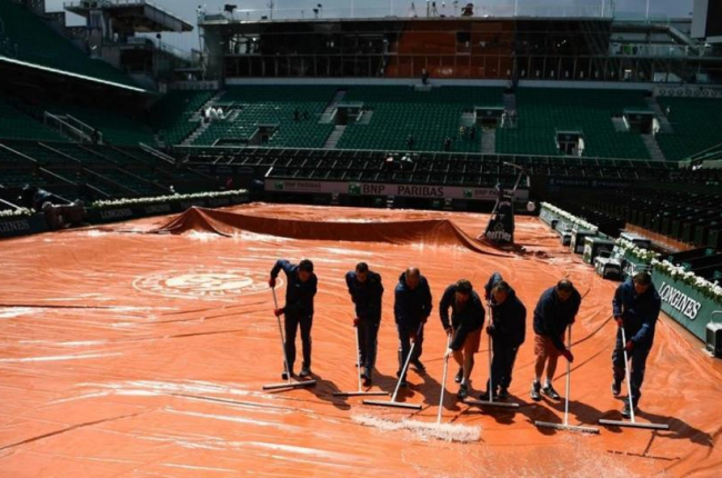 Operarios achican el agua en la central de Roland Garros.-CHRISTOPHE SIMON