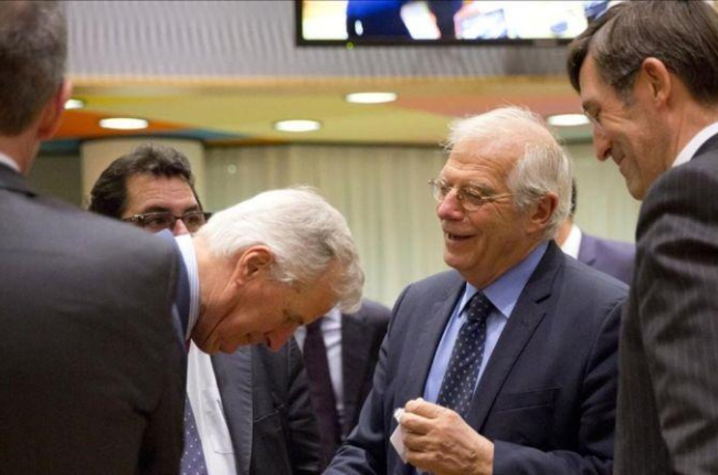 Saludo entre el negociador Michel Barnier y Josep Borrell en Bruselas.-AP / VIRGINA MAYO