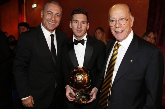 Leo Messi, quíntuple ganador del Balón de Oro, junto a los también premiados azulgranas Hristo Stoichkov (1994) y Luis Suárez (1960).-