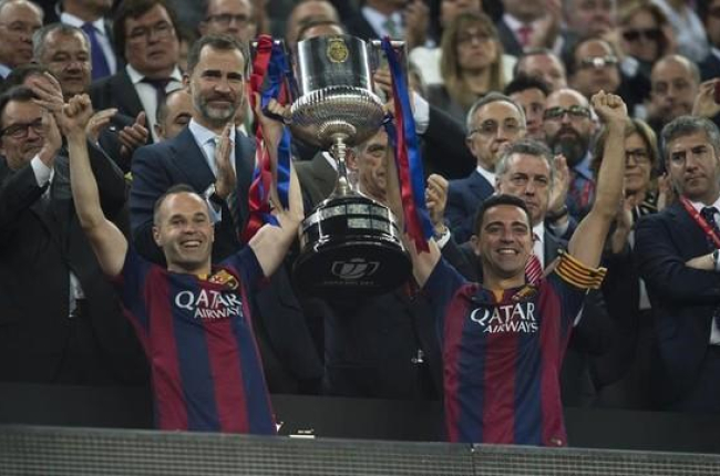 Iniesta y Xavi levantan la Copa ante Felipe VI, el 30 de mayo en el Camp Nou-JORDI COTRINA
