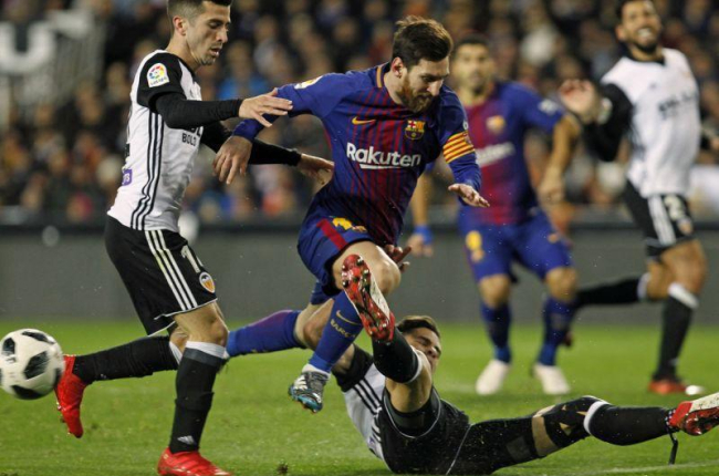 Messi, el jueves, en la Copa, en Mestalla.-ALBERTO SAIZ (AP)