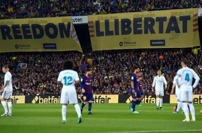 Pancartas en el clásico jugado en el Camp Nou el 6 de mayo del 2018.-JOSEP LAGO (AFP)