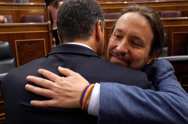 Sánchez e Iglesias se abrazan en el Congreso.-DAVID CASTRO