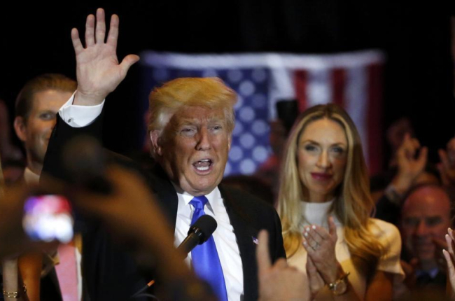 Donald Trump saluda a sus seguidores tras ganar las primarias de Indiana.-REUTERS / LUCAS JACKSON