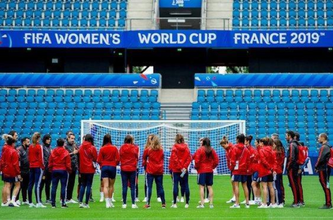Jorge Vilda da instrucciones a sus jugadoras en el entrenamiento de este viernes en el Stade Océane de Le Havre.-EFE / PETER POWELL