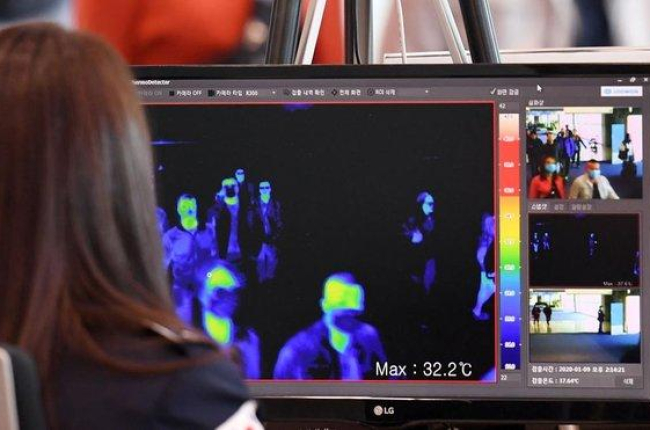 Una vigilante de seguridad de un aeropuerto de Corea del Sur mira por un monitor las imágenes de una cámara térmica para localizar posibles infectados del nuevo virus detectado en China.-EFE