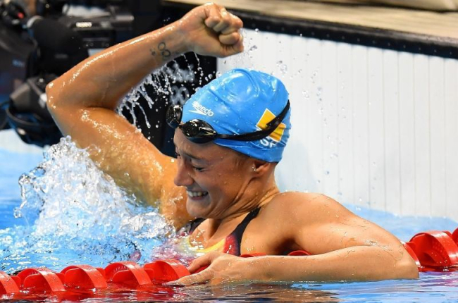 Mireia Belmonte celebra con orgullo la medalla de oro que consiguió ayer durante las finales de natación de 200 mariposa en Río de Janeiro 2016.-EFE / DEAN LEWIS
