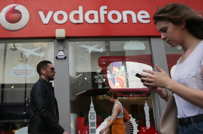 Vista de una tienda de la multinacional Vodafone.-DANIEL LEAL (AFP)
