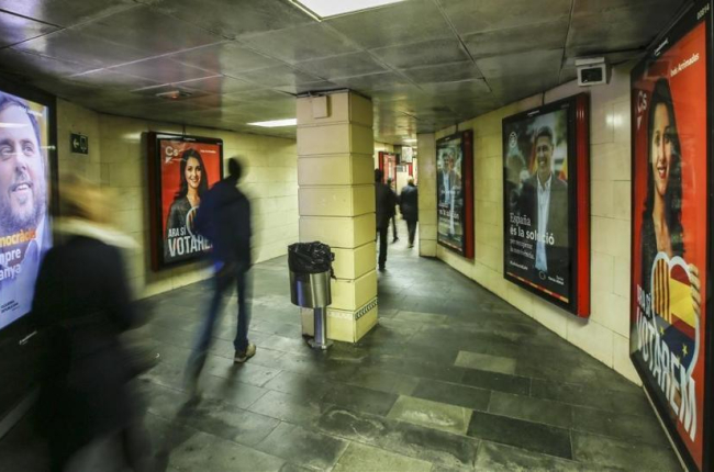 Carteles electorales en la estación de metro de la plaza de Cataluña-JULIO CARBO