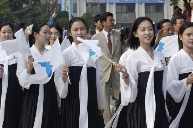 Grupo de animadoras de Corea del Norte en el Campeonatos de Atletismo de Asia en el 2005-AFP / HWANG SUNGHEE