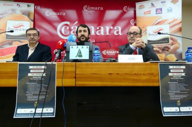 Samuel Moreno, Armando García y Miguel Lázaro, ayer, durante la presentación del concurso 'El Mejor Torrezno del Mundo'.-ALVARO MARTÍNEZ