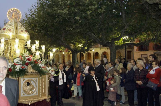 Participantes en la procesión de San Saturio en el día del patrón, a su paso por la plaza Mayor camino de la plaza Mariano Granados.-REPORTAJE GRÁFICO: DIEGO MAYOR