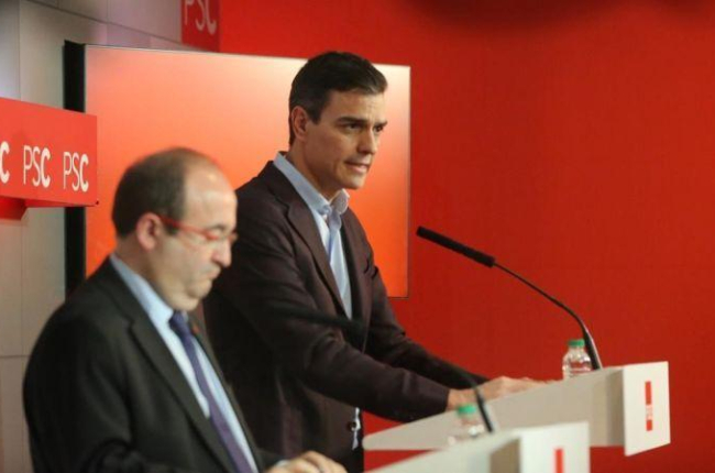 Miquel Iceta y Pedro Sánchez, durante su comparecencia para valorar los resultados del 21-D.-DANNY CAMINAL