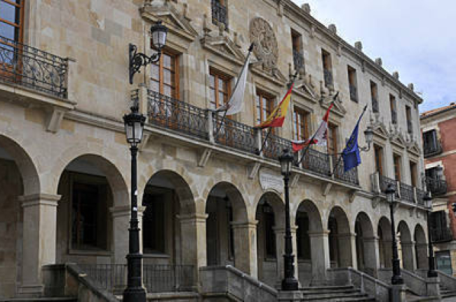 La fachada del Ayuntamiento de Soria. / VALENTÍN GUISANDE-
