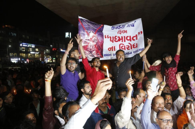 Miembros de la comunidad hindú de los Rajput sostienen carteles en contra de la película de Bollywood Padmavat.-AP / AJIT SOLANKI