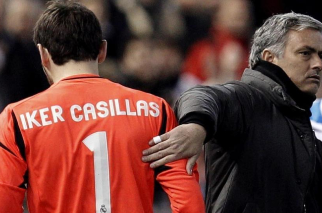 Casillas y Mourinho, en un partido del Madrid del 2013-EFE