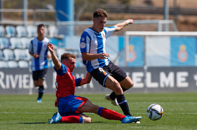 Mahicas y Jordi Tur, durante el partido entre el Espanyol B y el Numancia la temporada anterior. HDS