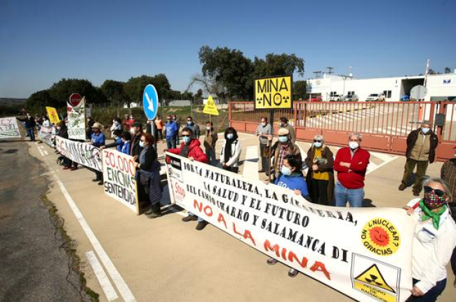 Protestas ante las oficinas de la empresa promotora de la mina de uranio. ICAL