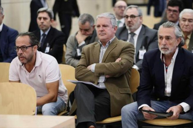 Álvaro Pérez Alonso, el Bigotes, Pablo Crespo y Francisco Correa, el lunes en el juicio por la Gürtel valenciana en San Fernando de Henares (Madrid).-EFE/ FERNANDO ALVARADO