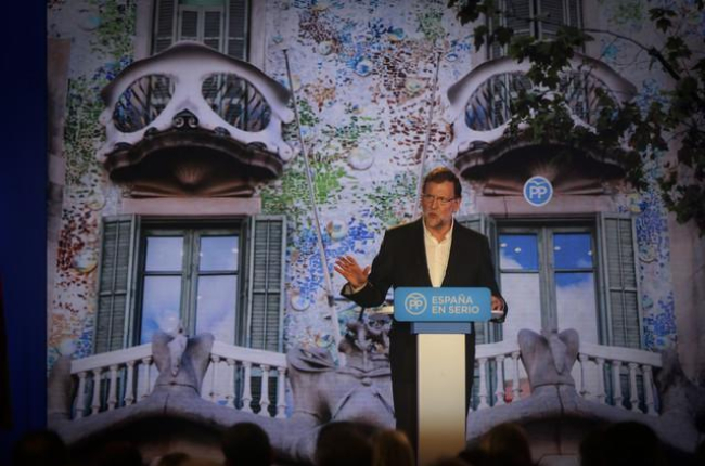 Mariano Rajoy, con una imagen de la Casa Batlló de fondo, durante el acto del PP en Barcelona.-DANNY CAMINAL