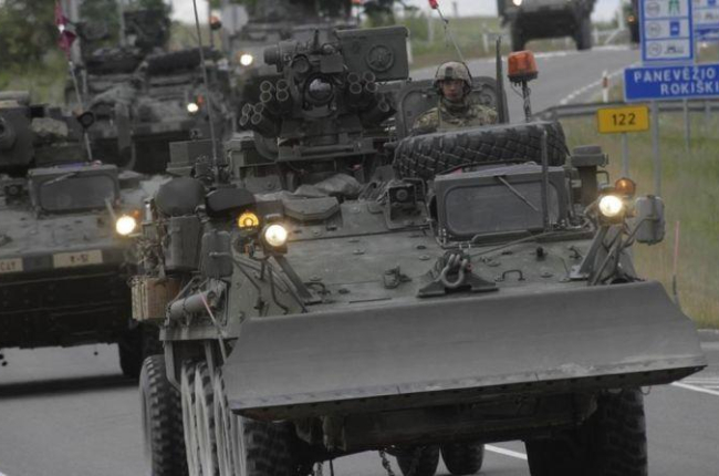 Soldados estadounidenses cruzan la frontera entre Lituania y Letonia, cerca de la localidad de Subate, durante los ejercicios de la OTAN.-EFE / VALDA KALNINA