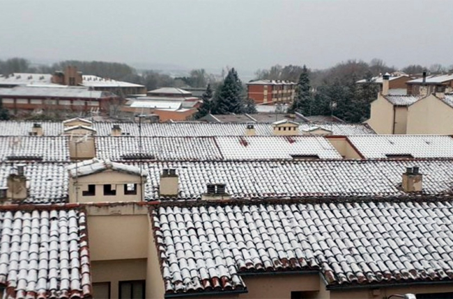 Los tejados de San Esteban ya aparecieron ayer blancos. HDS