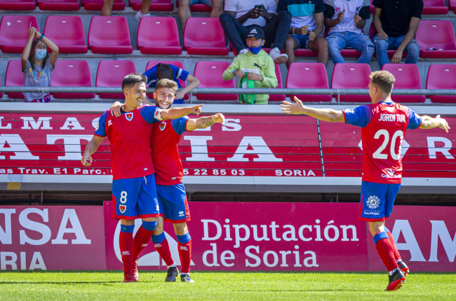 Cotán y Jordi Tur fueron los protagonistas del 2-0 ante el Cerdanyola, en la imagen los dos centrocampistas junto con Agüero. MARIO TEJEDOR