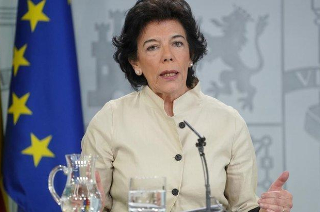 La ministra portavoz, Isabel Celaá, tras el Consejo de Ministros.-JOSÉ LUIS ROCA