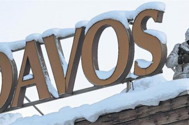 Un policía vigila desde un tejado en la víspera de la inauguración del 47º Foro Económico Mundial de Davos (Suiza), que comienza hoy.-EFE / GIAN EHRENZELLER