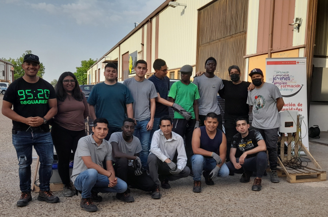 Participantes en uno de los cursos de Cruz Roja.-HDS