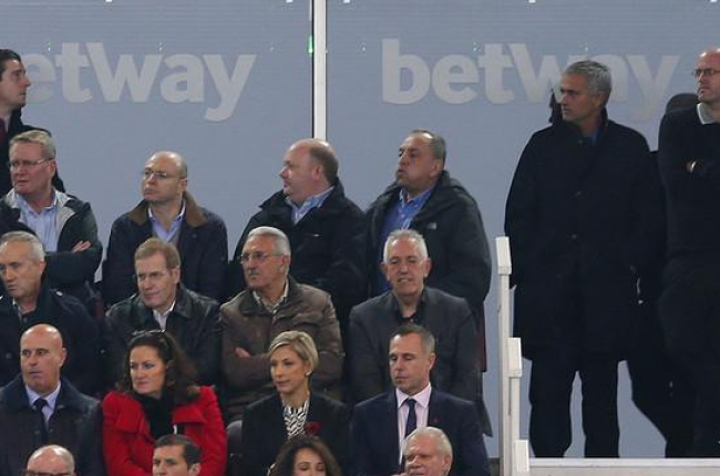 José Mourinho, en la grada durante la segunda parte del West Ham-Chelsea.-REUTERS / EDDIE KEOGH