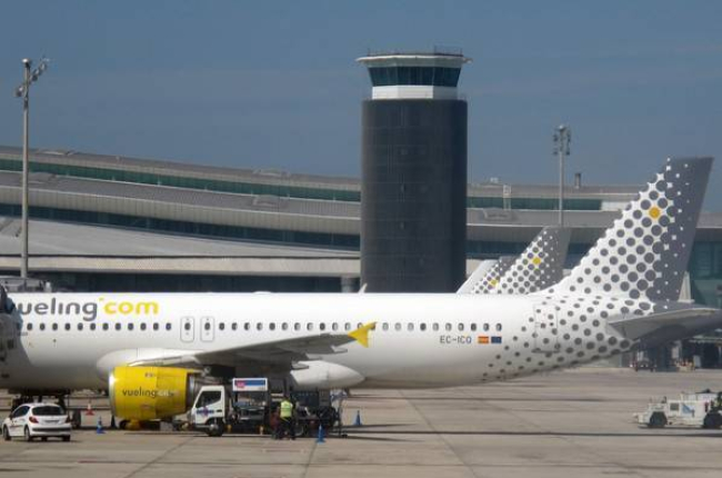 Avión de Vueling en el aeropuerto de El Prat.-Foto: JOSEP GARCÍA
