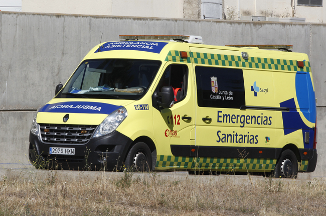 Ambulancia del Sacyl en una imagen de archivo . MARIO TEJEDOR