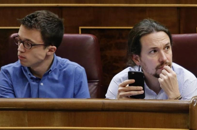 Pablo Iglesias e Íñigo Errejón, en el hemiciclo.-J. M. PRATS