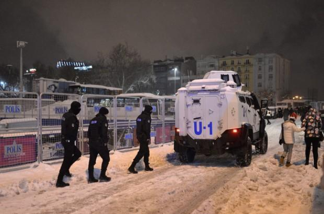 Agentes de policía despleados en la plaza Taksim.-EFE / DENIZ TOPRAK / EFE