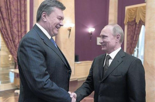 El expresidente de Ucrania, Viktor Yanukóvich (izquierda), y el presidente ruso Vladimir Putin.-AFP / ALEXEI NIKOLSKY