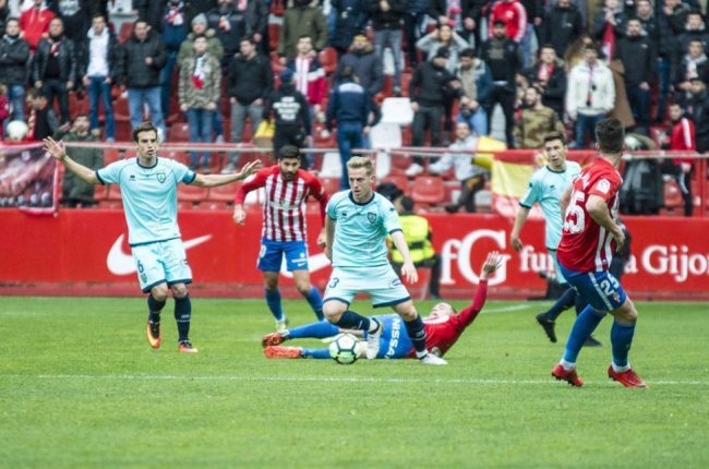 Dani Nieto sortea a un rival del Sporting durante el partido del pasado sábado en El Molinón.-AREA 11
