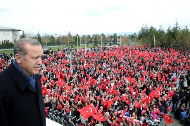 Erdogan se dirige a sus seguidores al llegar al aeropuerto de Esenboga, en Ankara, el 17 de abril.-